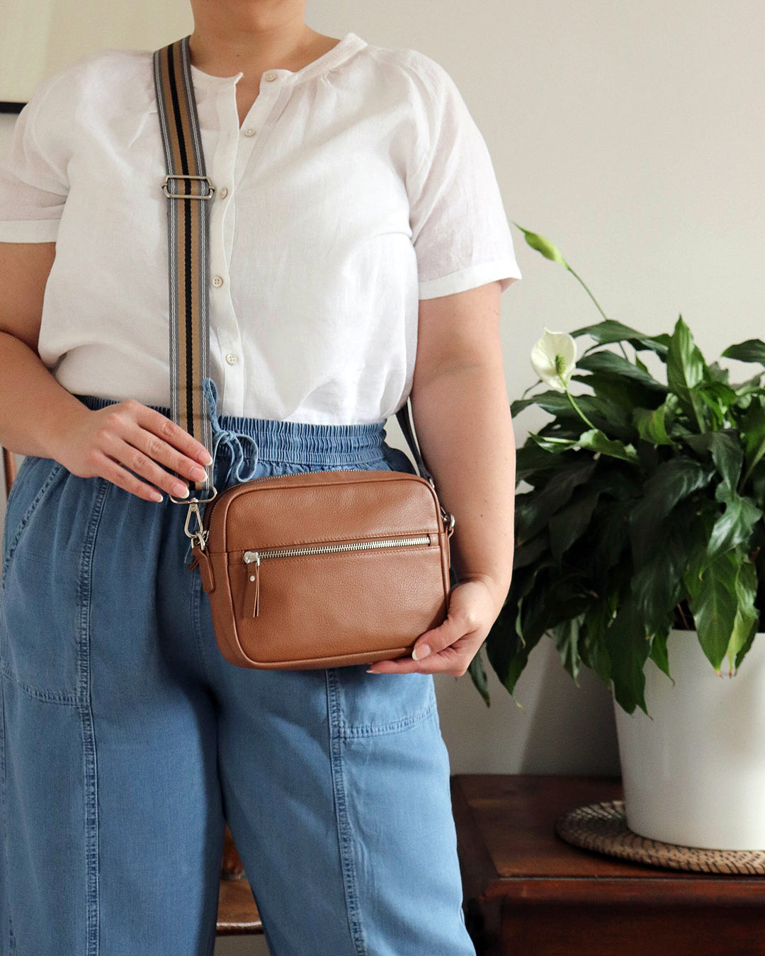 Taylor Women's Leather Crossbody Camera Bag Tan – Ollie Nic